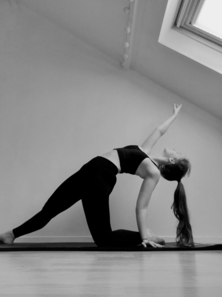 Pose de yoga en noir et blanc